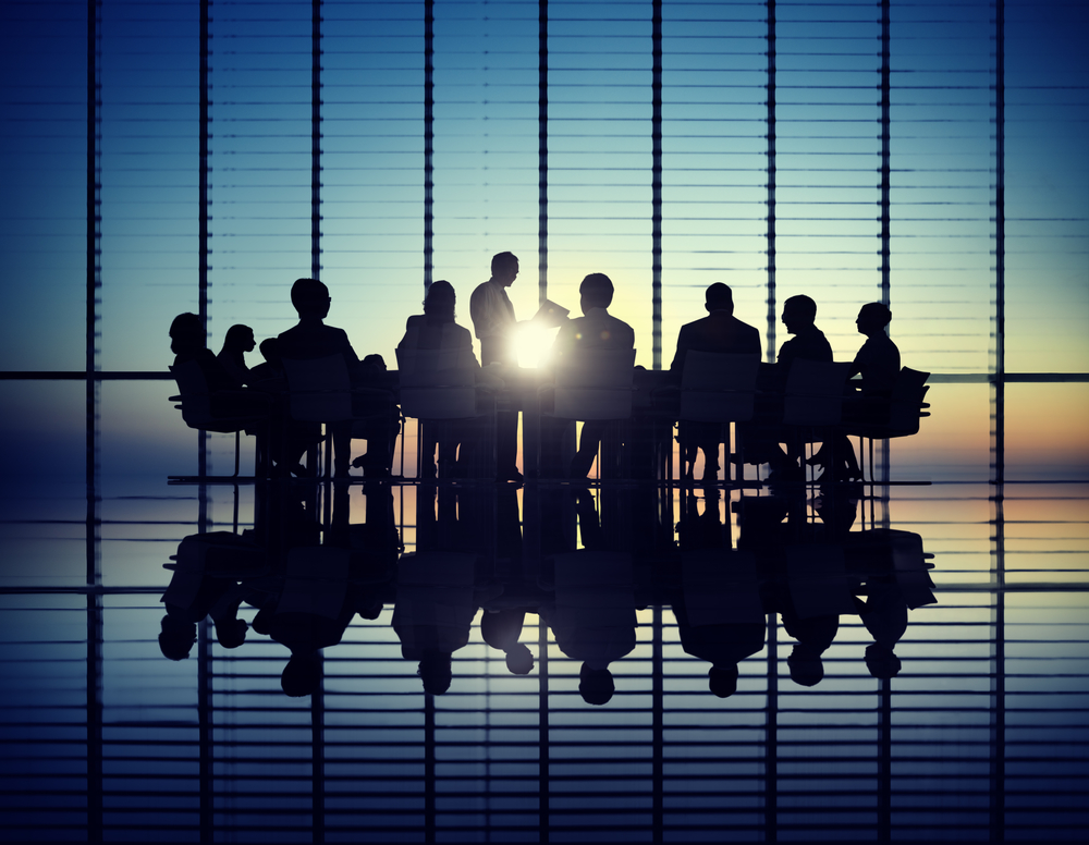 Bebe caminando de la mano de sus padres